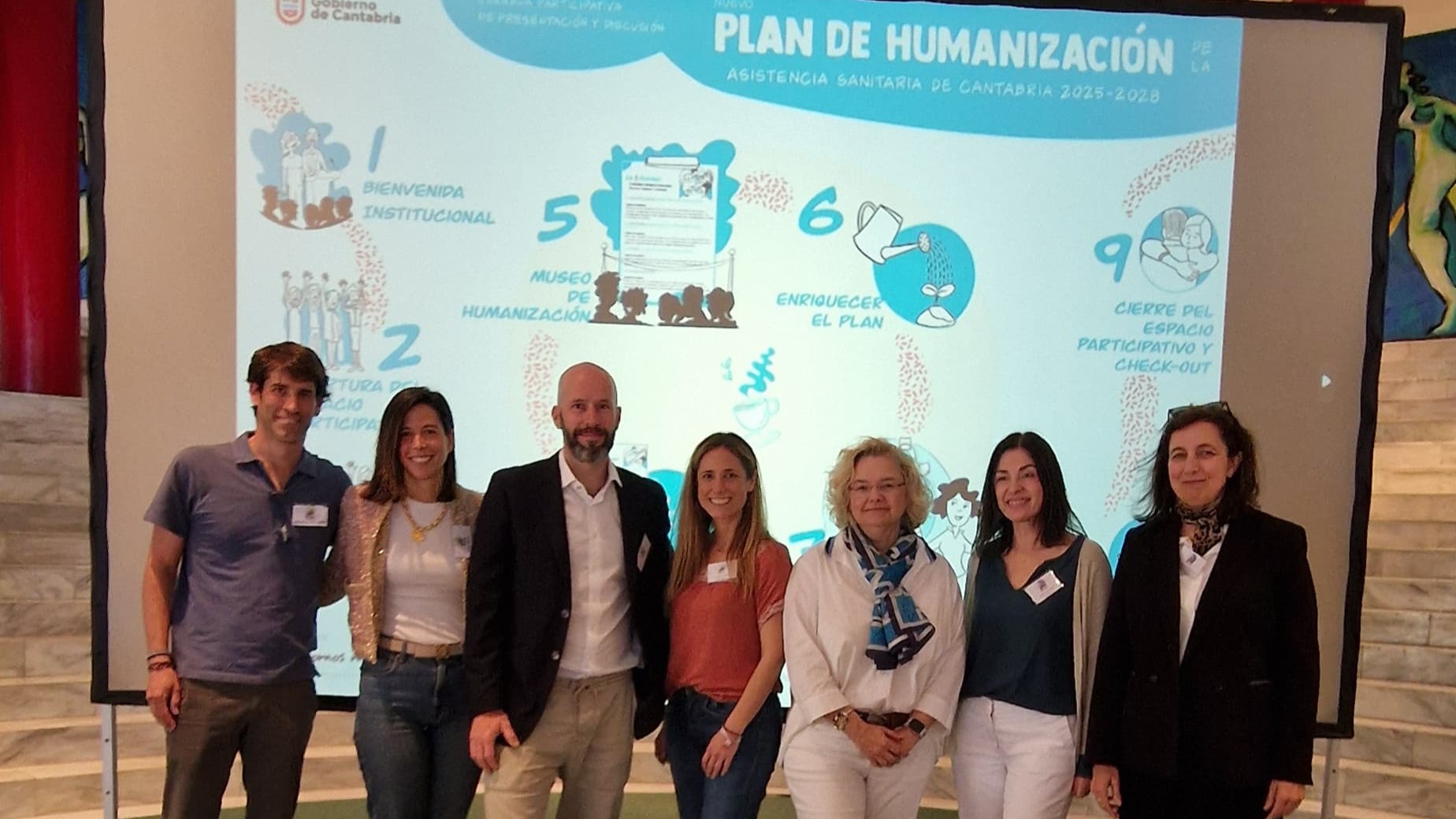 Participantes de Hospital Mompía junto a la directora general de Farmacia, Humanización y Coordinación Sociosanitaria en la jornada para analizan el nuevo Plan de Humanización de Cantabria celebrada en el Palacio de Festivales