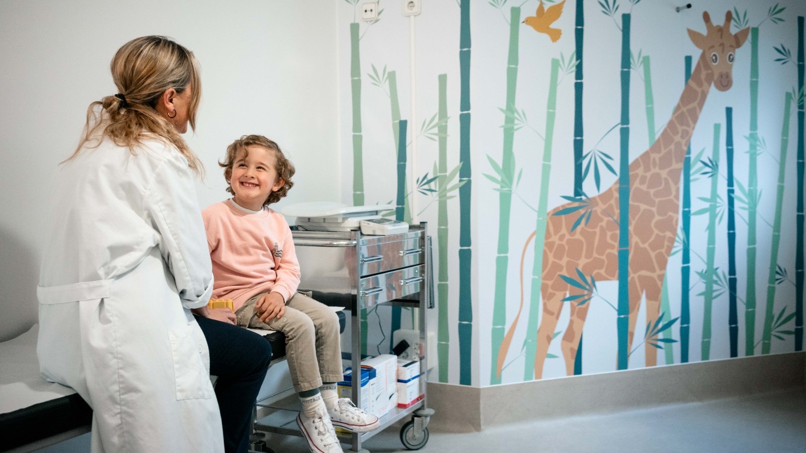 Pediatra atendiendo a un paciente en la consulta de la nueva Unidad de Pediatría de Hospital Mompía