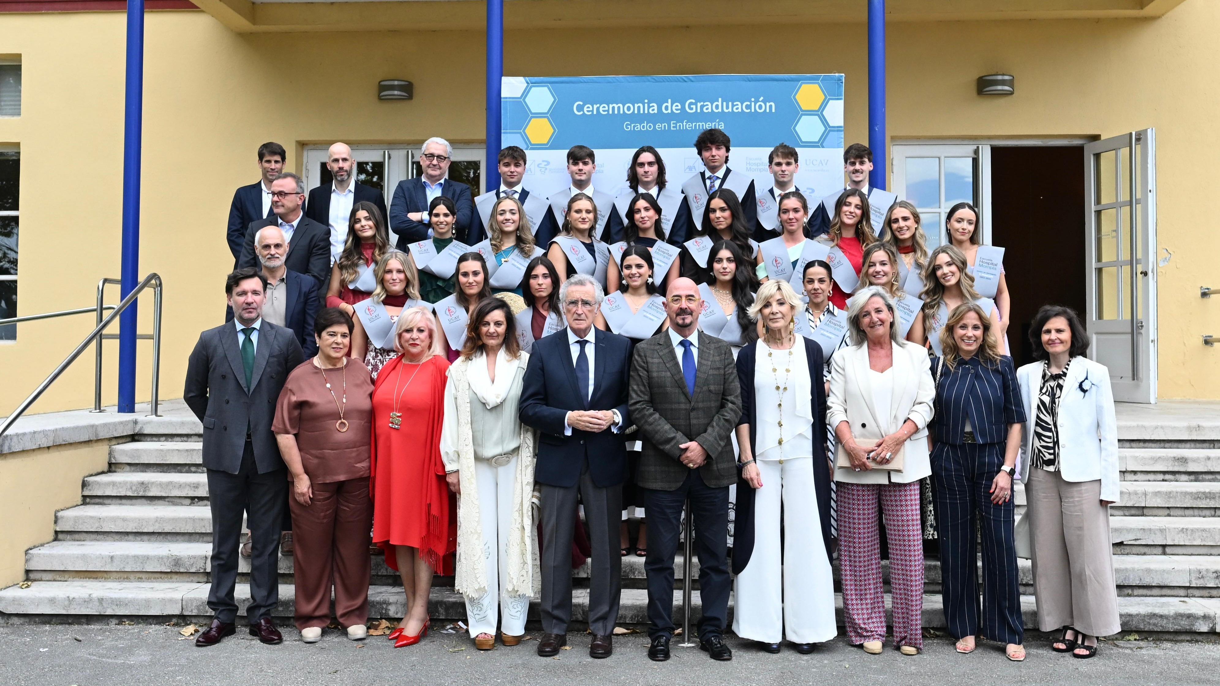 Foto de familia de la VI Promoción de Enfermería de la Escuela Hospital Mompía junto al consejero de Salud del Gobierno de Cantabria y resto de autoridades invitadas